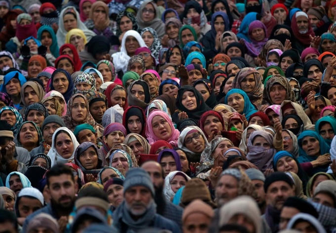 Cộng đồng Hồi giáo người Kashmir tại Ấn Độ cầu nguyện khi nhìn thấy di tích được cho là một sợi tóc từ bộ râu của nhà tiên tri Muhammad (Ảnh: Đan Mạch Ismail / Reuters)