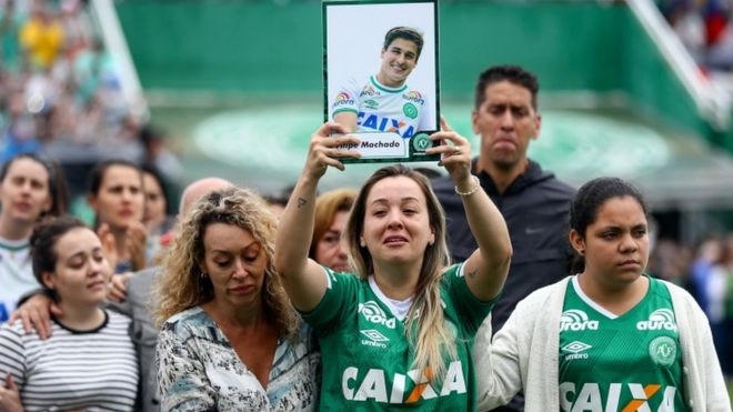 Người hâm mộ đau lòng trước sự ra đi của CLB bóng đá Brazil. (Ảnh: Getty)