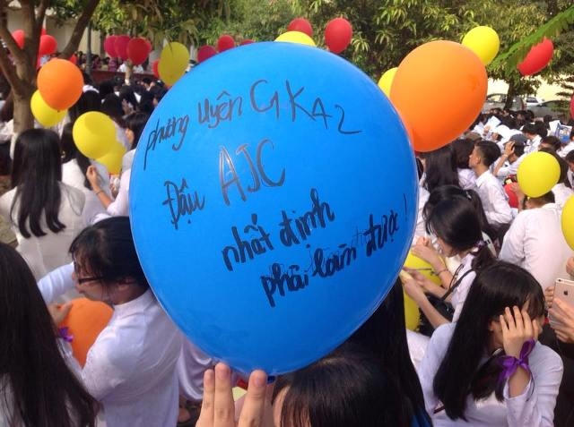 Sẽ còn đó những nỗi nhớ của thầy cô; sự trầm tư của những cô câu học trò chuyên Toán; sự nghịch ngợm, tài hoa của chuyên Lý, chuyên Tin; sự nghiêm cẩn của chuyên Hóa; sự chỉnh chu của chuyên Sinh; sự mơ màng, lãn mạn của chuyên Văn; sự cần mẫn, chăm chỉ của chuyên Sử, chuyên Địa; sự sôi động của chuyên Pháp, chuyên Anh, chuyên Nga,… Ảnh: Trần Hiếu.