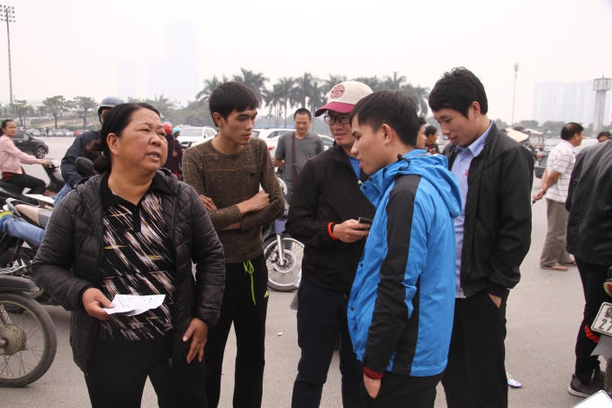 Những người đi đường có thể mua vé cho mình mà không cần xếp hàng chờ đợi.