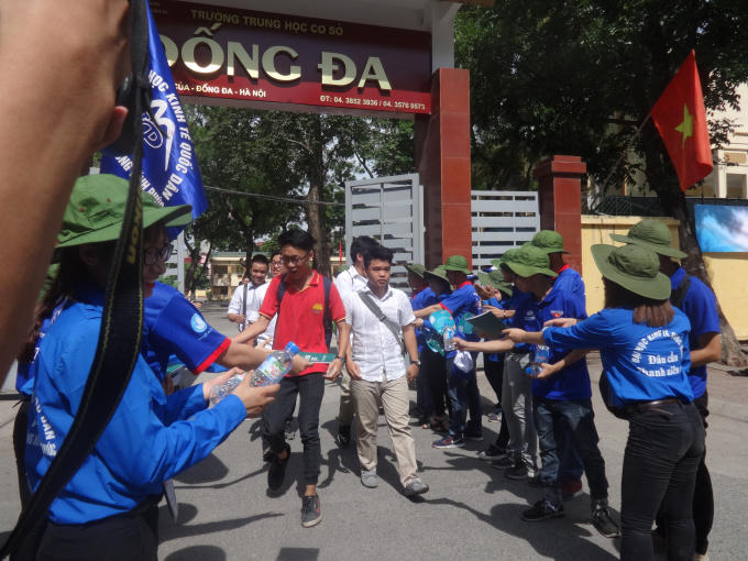9h15 cổng trường mở, các thí sinh đầu tiên hoàn thành bài thi bước ra ngoài trong sự reo hò, vui mừng của đội thanh niên tình nguyện.