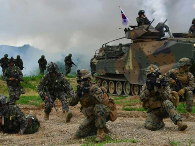 Hải qu&acirc;n H&agrave;n Quốc v&agrave; Mỹ tập trận chung tại cảng Pohang. Ảnh: AFP