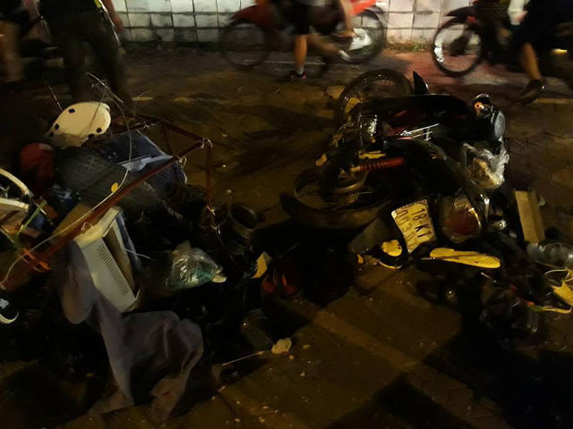 Nhiều xe máy của người dân hư hỏng sau vụ va chạm.