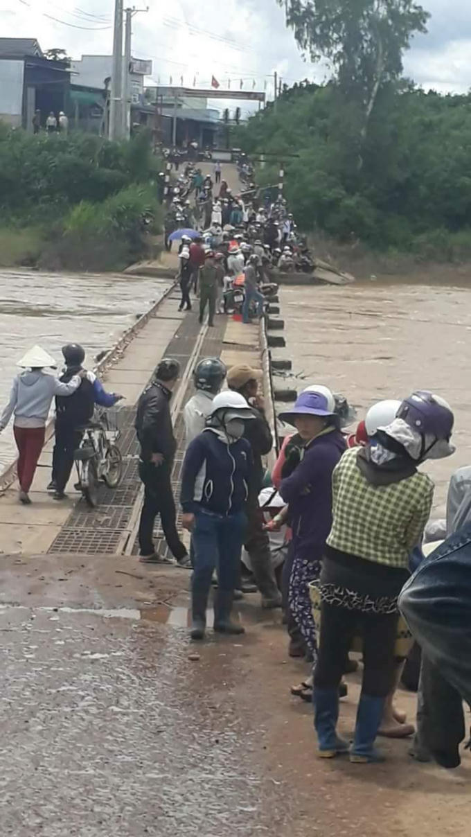 Mọi người hiếu kỳ đứng theo dõi sự việc.
