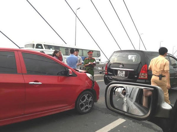 6 xe đâm liên hoàn bị hư hỏng cả đầu lẫn đuôi xe.