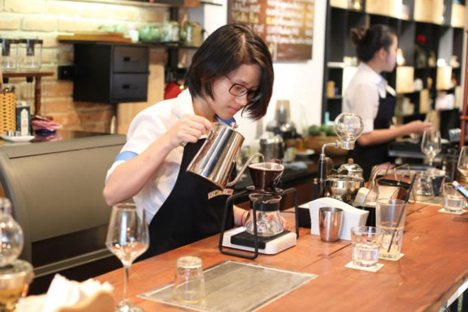 Các chuỗi cà phê xuất hiện ngày càng nhiều dẫn đến lượng cà phê rang xay xuất khẩu cũng tăng đáng kể. Ảnh: HOÀNG TRIỀU