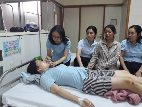 Nạn nhân bị thanh niên dùng dao khống chế đang điều trị tại Bệnh viện.