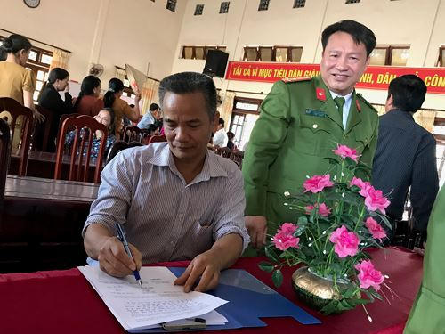 Thượng tá Nguyễn Văn Thắng- Phó Thủ trưởng cơ quan CSĐT Công an TX Phổ Yên và ông Hoàng Quốc Tuấn trong buổi xin lỗi, minh oan.