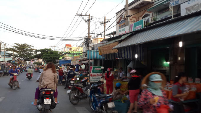 Họp chợ trên tuyến tuyến An Nhơn Tây – Hưng Long tràn xuống đường.
