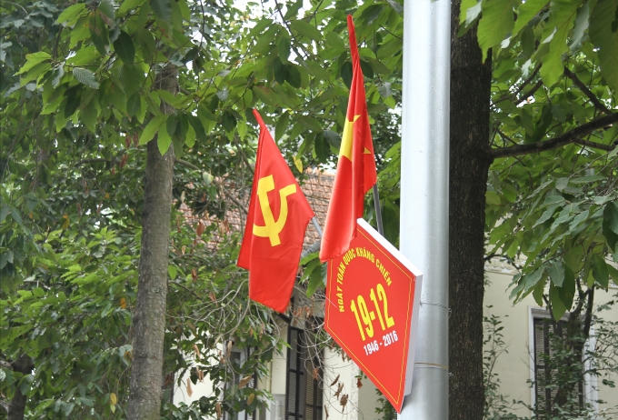 Cờ chào mừng trên đường Hùng Vương .