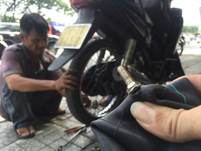 Nhiều khách vào vá xe chỗ ông Huệ đều phải thay ruột vì bị ông làm bứt chân vanẢNH: ĐỨC TIẾN - TRẦN TIẾN