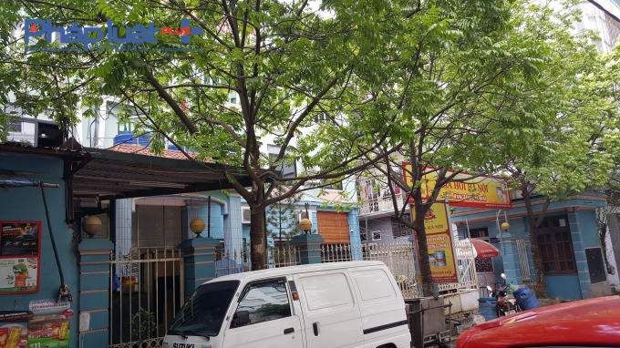 Người ra, người vào tấp nập ở quán bia
