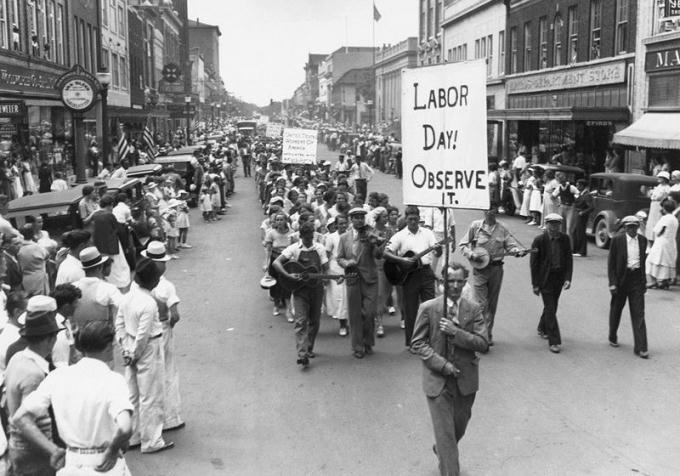 Diễu hành Ngày Lao động ở Mỹ những năm 1930.
