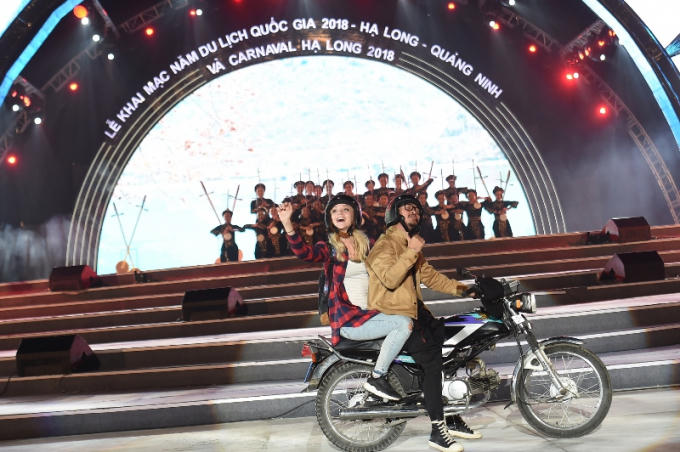 Phần 2: “Độc đáo và đa sắc” bắt đầu ấn tượng với màn xuất hiện của rapper Hà Lê cùng các bạn trẻ bon bon trên những chiếc xe chạy qua các vùng quê Việt.