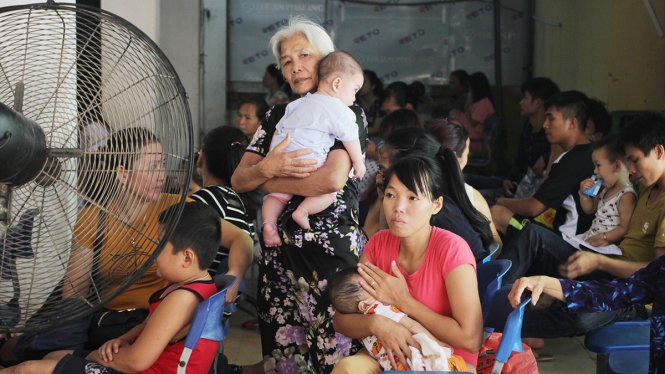 Vào ngày cao điểm, có tới 1.200 lượt bệnh nhân nhi đến bệnh viện Sản Nhi Nghệ An khám. (Ảnh: Tuổi Trẻ)
