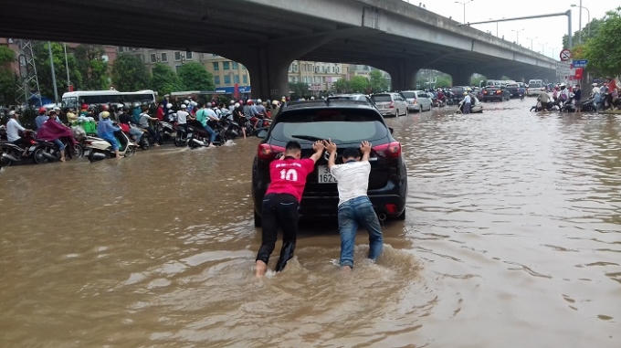 Cố gắng di chuyển chiếc xe ô tô đã chết máy giữa dòng nước.