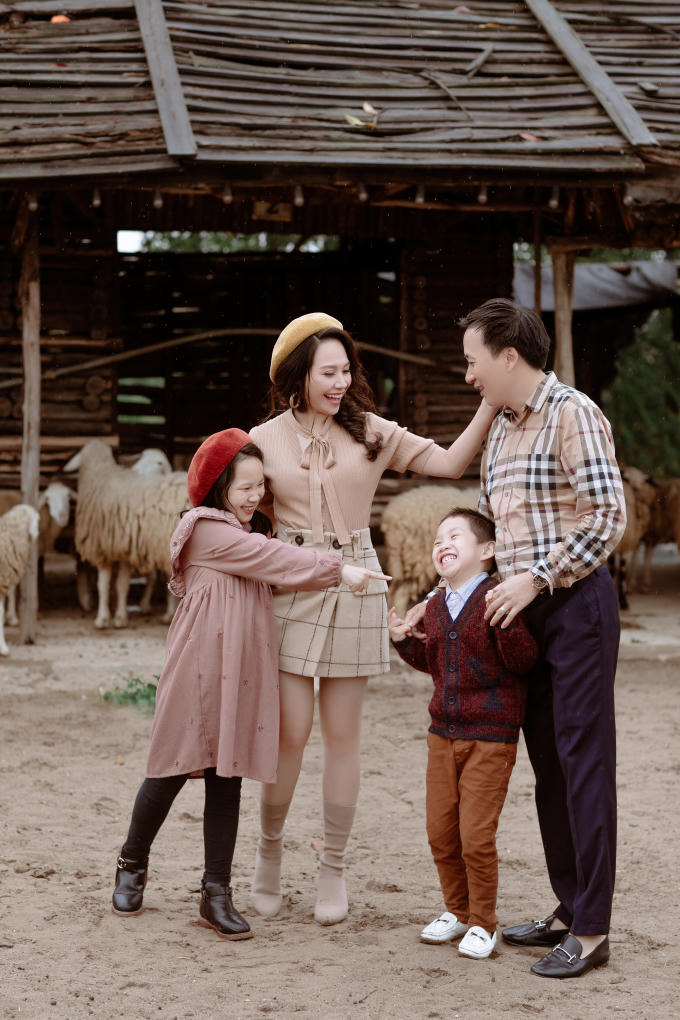 MC Mỹ Lan hiếm hoi khoe ảnh cùng chồng và hai con