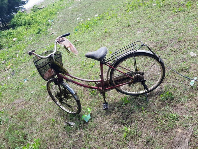 Hiện trường nơi phát hiện thi thể người phụ nữ bên chiếc xe đạp.