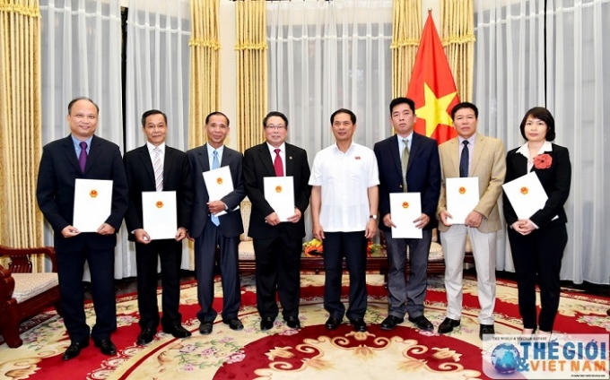 Thứ trưởng thường trực Bùi Thanh Sơn cùng các cán bộ mới được bổ nhiệm, điều động. Ảnh TGVN.