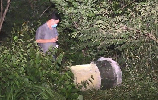 Phát hiện thêm một thi thể người nấp trong khối bê tông hình trụ ở Bình Dương. Ảnh An Sơn.