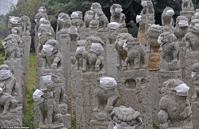 “Khói bụi nghiêm trọng đã bao phủ Tây An trong 2-3 tuần qua, mọi người đều đang nói về vấn đề này”, Li Wentao, 20 tuổi, người đứng đầu ý tưởng đeo khẩu trang vào các chú sư tử đá chia sẻ.