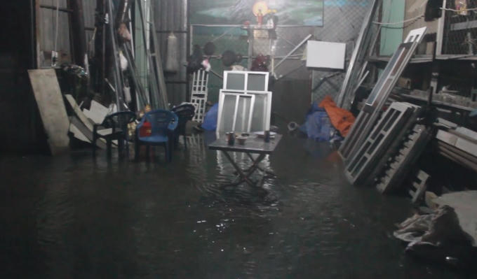 Một cửa hàng cũng bị nước tràn vào .