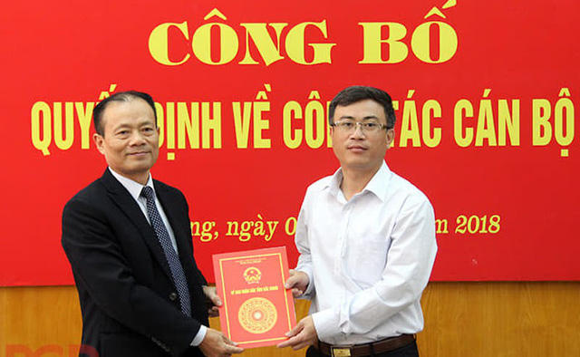 Ông Lại Thanh Sơn, Phó Chủ tịch Thường trực UBND tỉnh trao quyết định về việc tiếp nhận và bổ nhiệm cán bộ công chức cho ông Đào Duy Trọng.