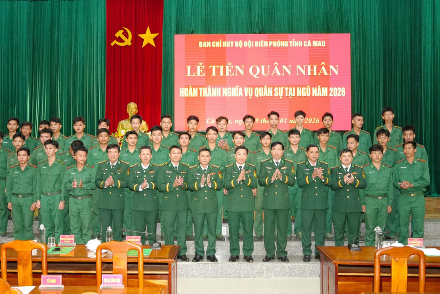 Thủ trưởng Ban Chỉ huy BĐBP tỉnh Cà Mau chụp ảnh lưu niệm cùng các quân nhân hoàn thành nghĩa vụ.