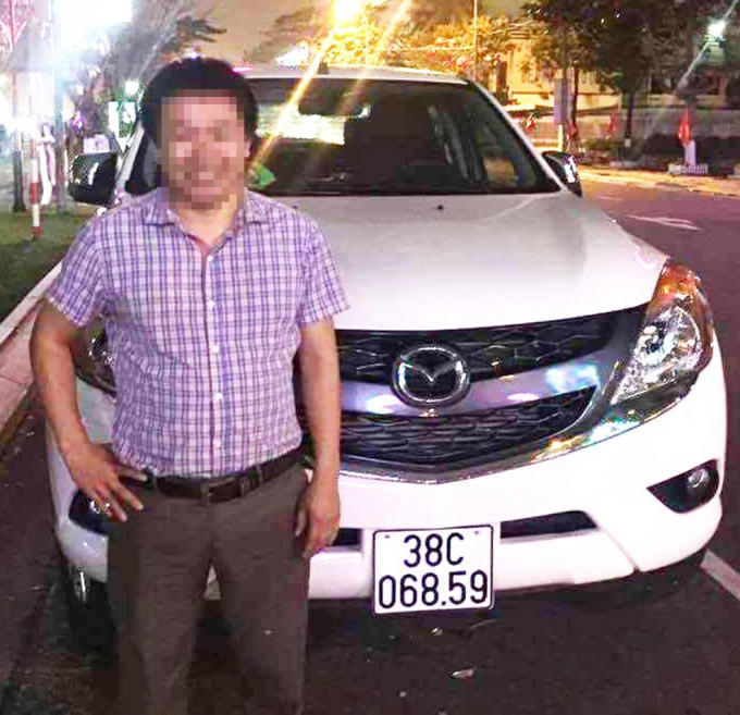 Anh Thông bên chiếc xe mới mua chưa đầy một năm tại Mazda Vinh.