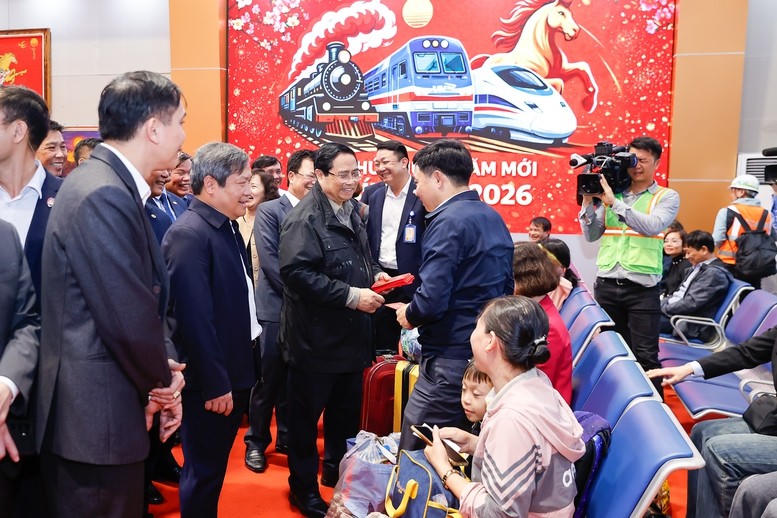 Thủ tướng mừng tuổi cho bà con, hành khách tại ga Hà Nội.