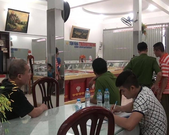 Cơ quan chức năng khám nghiệm hiện trường.