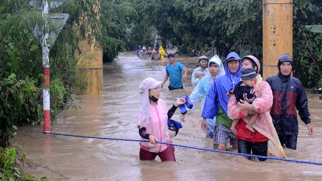 Người nhà các học trò Trường mẫu giáo An Hiệp, huyện Tuy An (Phú Yên) vui mừng đón con em mình sau khi được các cô giáo cứu thoát. (Ảnh: Tuổi trẻ).