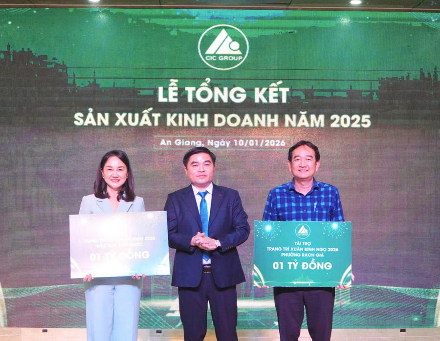 Trao hỗ trợ trang trí xuân cho đại diện phường Rạch Giá và đặc khu Phú Quốc.