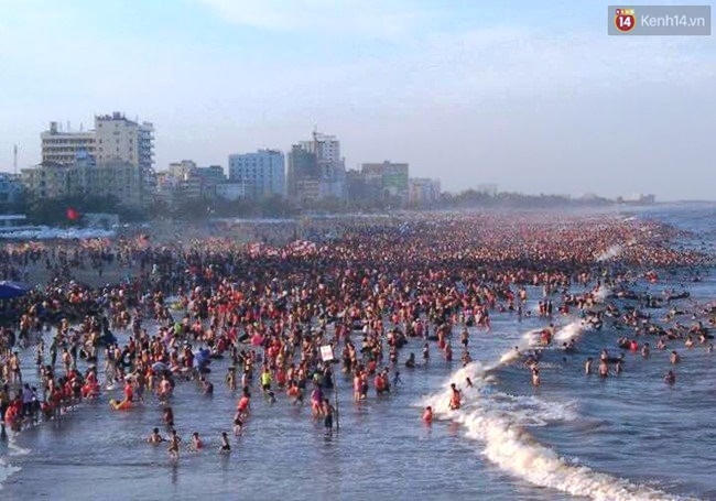Bãi biển Sầm Sơn đông nghịt người.