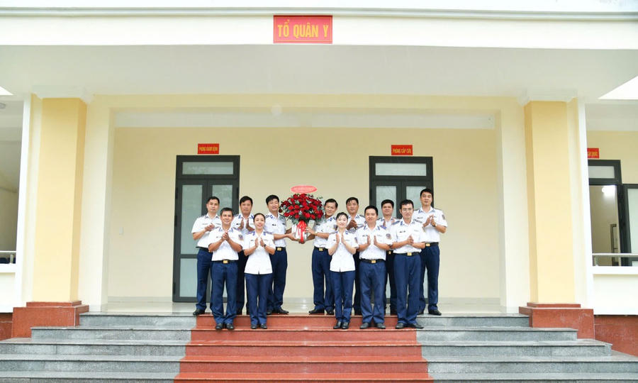 Đại tá Nguyễn Thái Dương - Ủy viên Ban Thường vụ Đảng ủy, Phó Chính ủy Bộ Tư lệnh Vùng Cảnh sát biển 4 và chỉ huy các cơ quan, đơn vị tặng hoa chúc mừng cán bộ, nhân viên ngành Quân y của đơn vị.