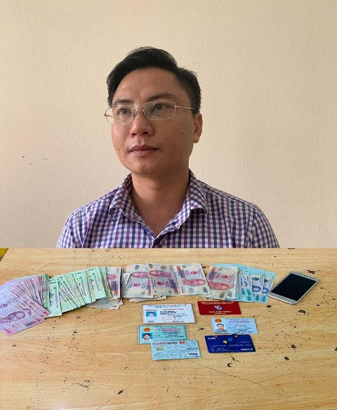 Ngô Văn Khích cùng tang vật 50 triệu tống tiền của doanh nghiệp bị bắt quả tang.