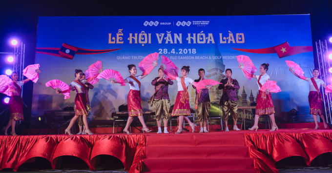Bên cạnh đó, ban quản lý quần thể cũng tổ chức nhiều hoạt động vui chơi giải trí hấp dẫn để phục vụ khán giả yêu nghệ thuật trong khuôn viên quần thể. Mở màn là Lễ hội văn hoá Lào diễn ra trong tối ngày 28/4, Lễ Hội văn hóa Nga vào tối ngày 29/4, và đêm nhạc “Hãy nói với em” diễn ra ngày 30/4, với sự tham gia của nữ ca sỹ Hồ Ngọc Hà, Tuấn Hưng, Dương Triệu Vũ, Quốc Thiên…