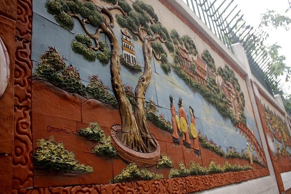Theo người dân ở đây cho biết, con đường độc đáo này được người dân tự nguyện đóng tiền và tổ chức thực hiện với mục đích cộng đồng chung - giữ gìn vệ sinh, môi trường của khu phố.