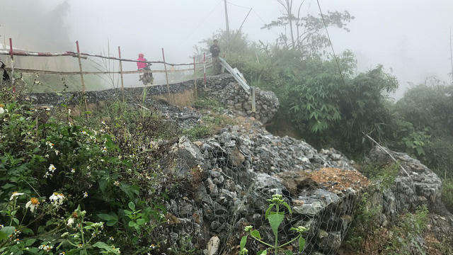 Điểm sạt lở tại xã Huồi Tụ, hàng chục khối đá trong rọ đá bị kéo xuống vực.