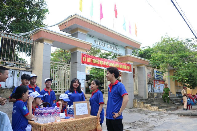 Các điểm phát nước miễn phí cho phụ huynh và thí sinh.