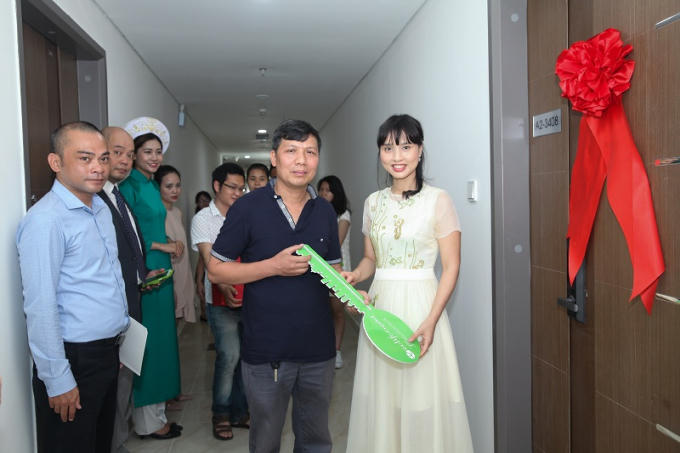 Đại diện Capital House trao chìa khóa tượng trưng cho những cư dân đến nhận căn hộ.