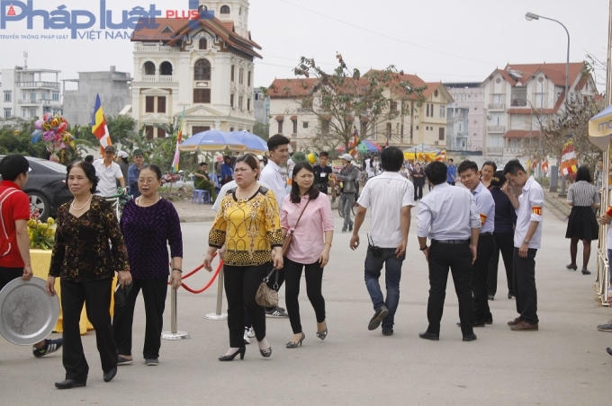 Mặc dù còn 2 tiếng nữa, Đại lễ mới bắt đầu nhưng hàng trăm phật tử đã có mặt để dõi theo giờ phút thiêng liêng này.