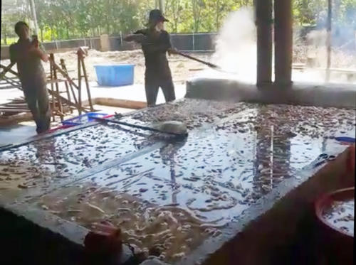 Lòng lợn được trộn với hóa chất trong bể ximăng. Ảnh: Nguyệt Triều