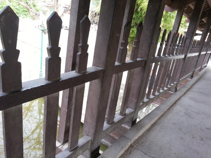 Hành lang 2 bên được làm bằng gỗ lim rắn chắc.