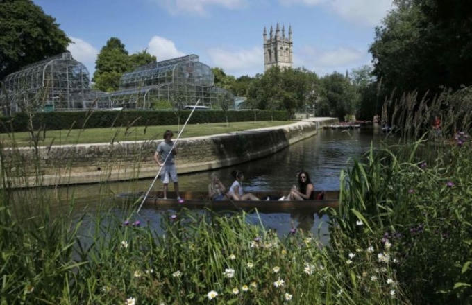 Khung cảnh nên thơ của trường đại học lâu đời nhất nước Anh. (Ảnh: Reuters)