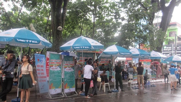 Ngoài ra, cũng có một số đơn vị tài trợ, cấp phát nước miễn phí cho thí sinh tại điểm thi cụm số 3.