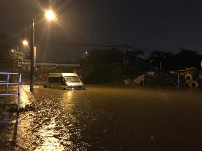 Một chiếc ô tô chết máy do nước ngập quá sâu.