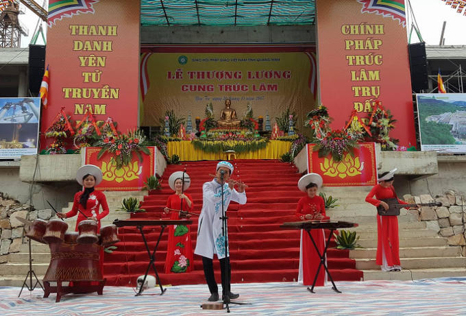 Chương trình nghệ thuật đến từ đoàn nghệ thuật thuộc Công ty CP Phát triển Tùng Lâm biểu diễn tại buổi lễ.