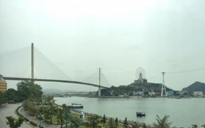 Cây cầu Bãi Cháy có thành cầu cao 50m so với mặt nước biển.