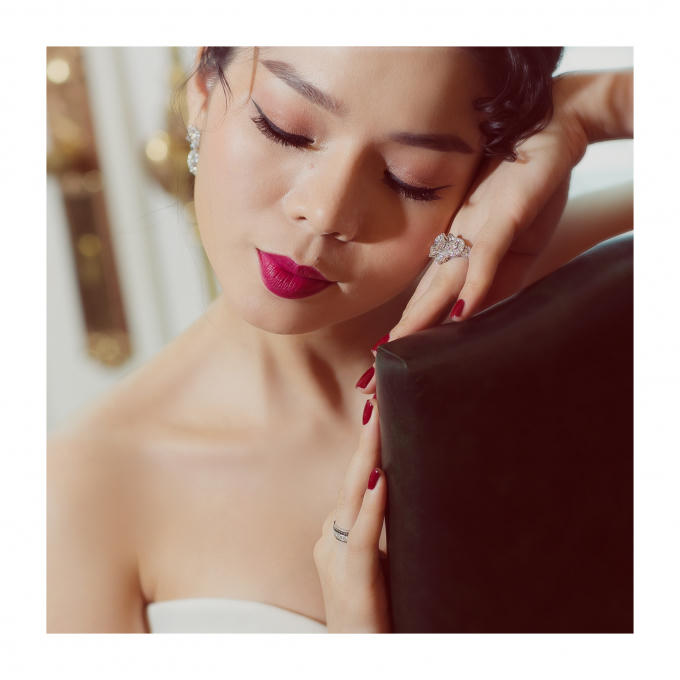 Lệ Quy&ecirc;n bồi hồi mặc &aacute;o cưới một m&igrave;nh trong khung cảnh thơ mộng